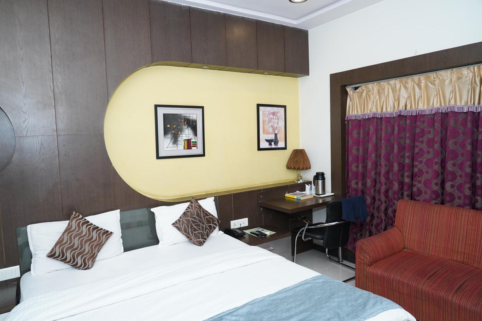 Marshall The Grand Hotel Ahmedabad Ngoại thất bức ảnh