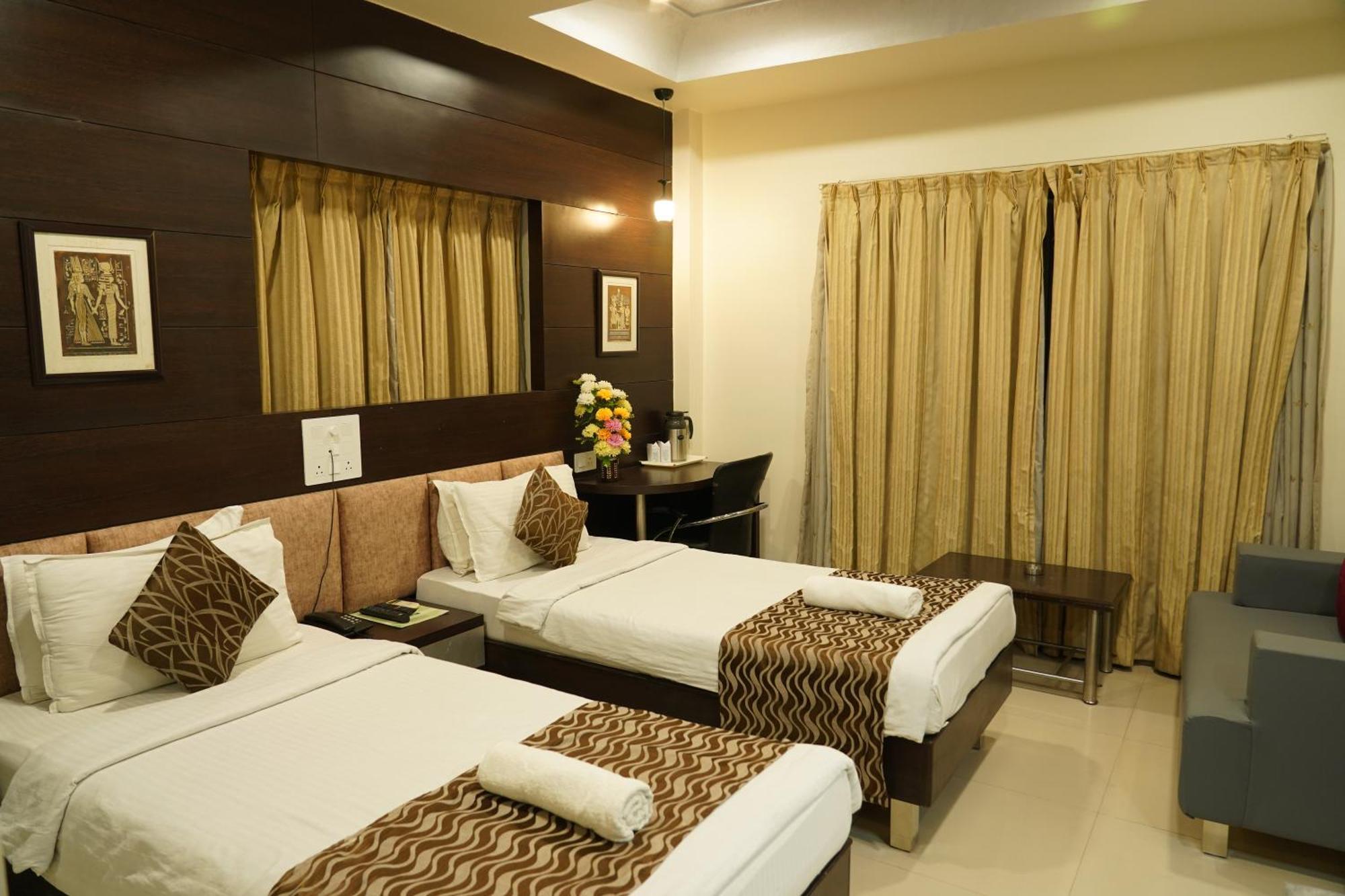 Marshall The Grand Hotel Ahmedabad Ngoại thất bức ảnh