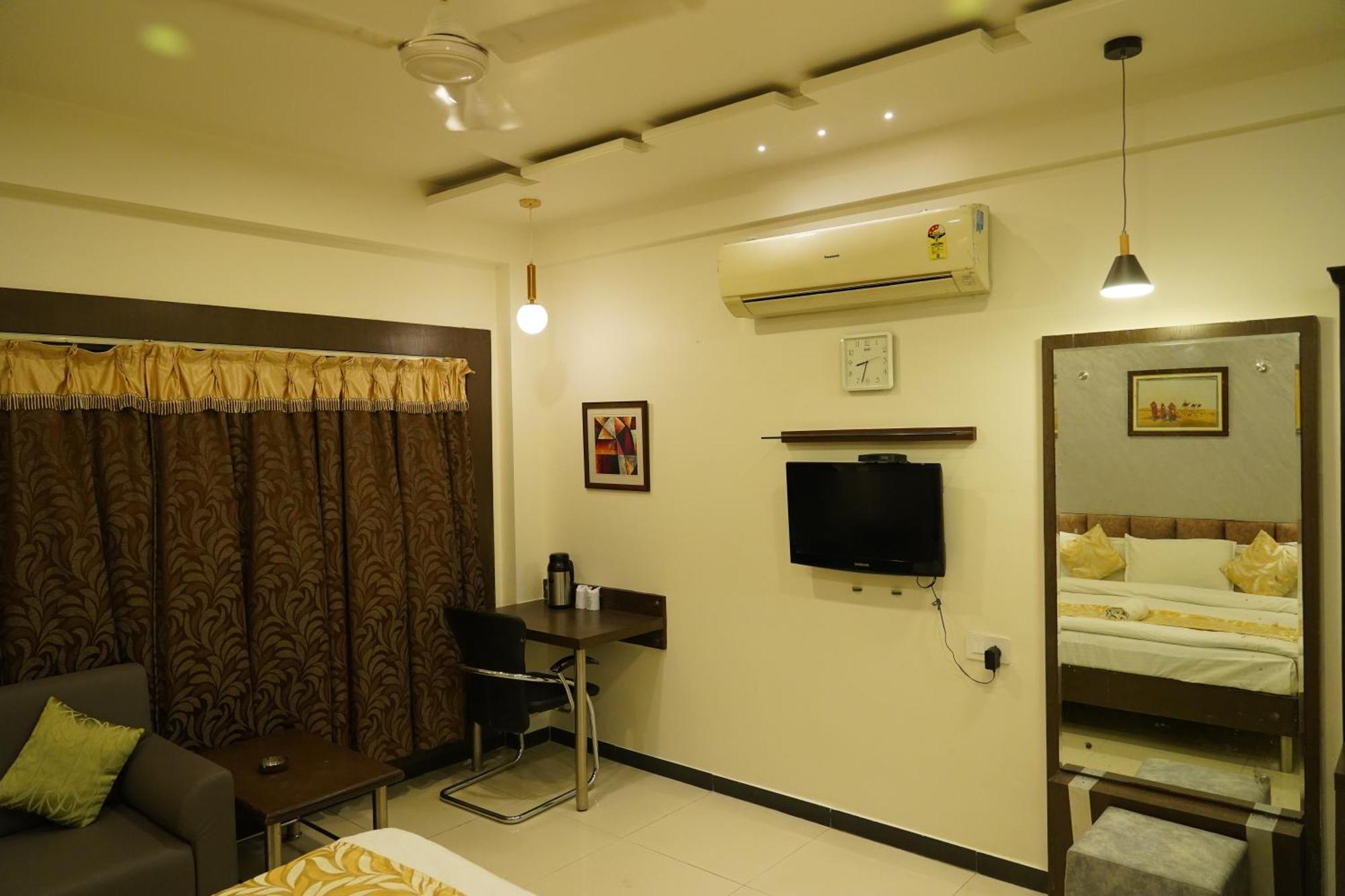 Marshall The Grand Hotel Ahmedabad Ngoại thất bức ảnh