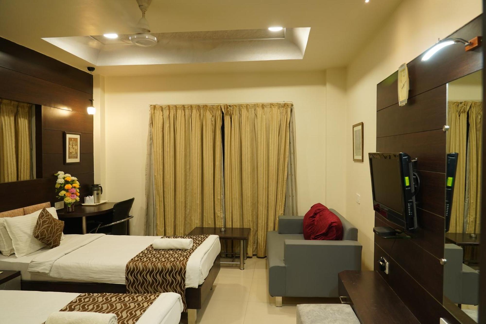 Marshall The Grand Hotel Ahmedabad Ngoại thất bức ảnh