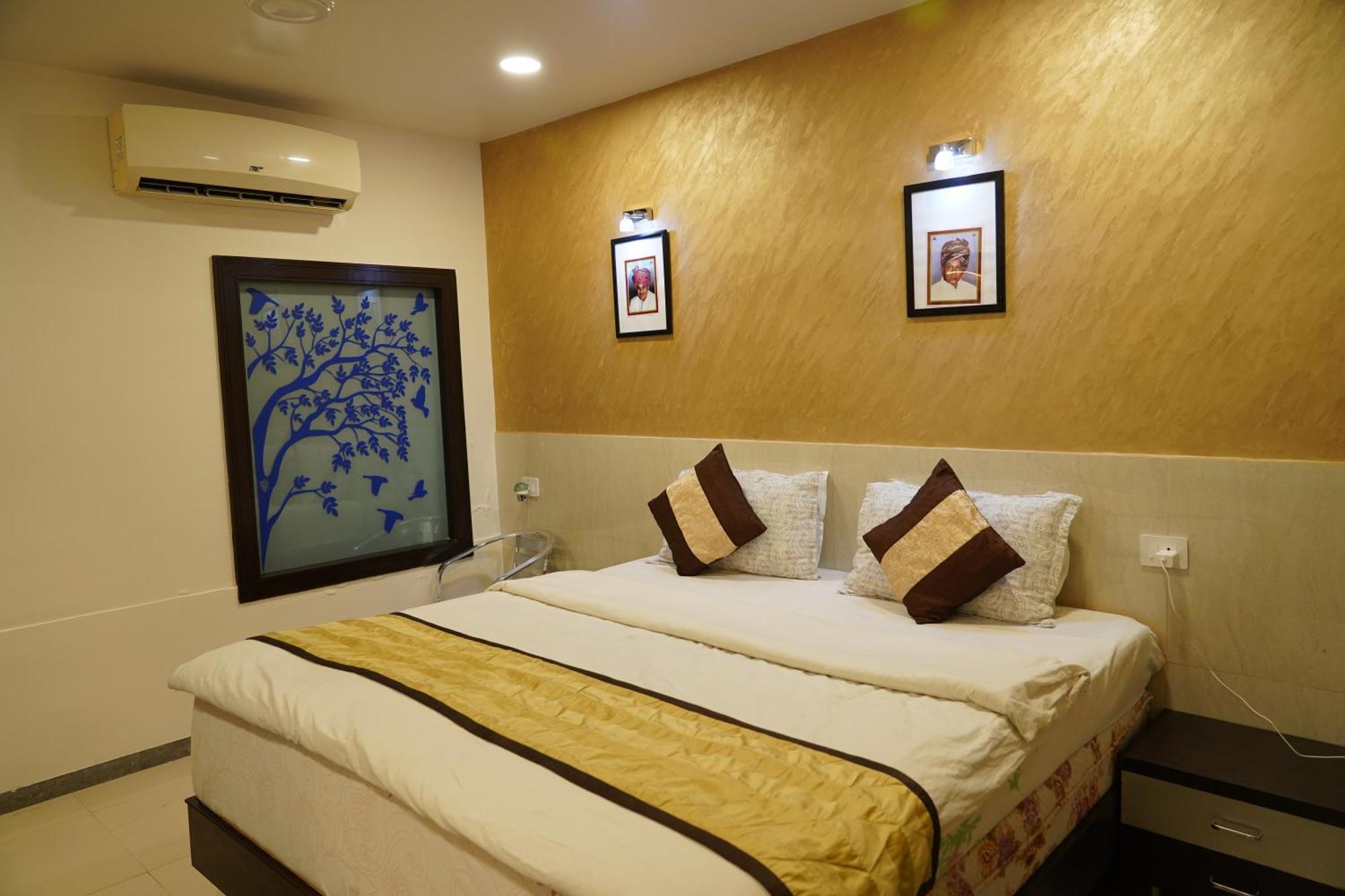 Marshall The Grand Hotel Ahmedabad Ngoại thất bức ảnh