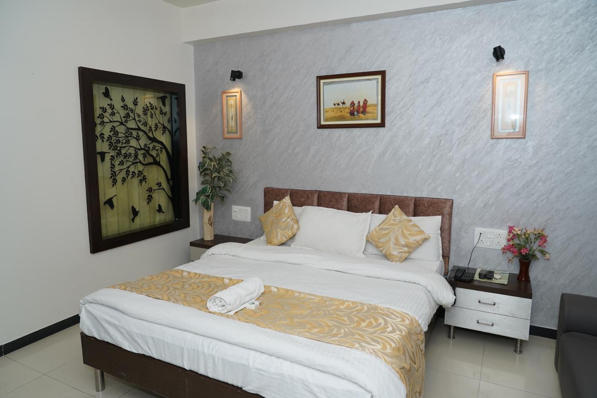 Marshall The Grand Hotel Ahmedabad Ngoại thất bức ảnh