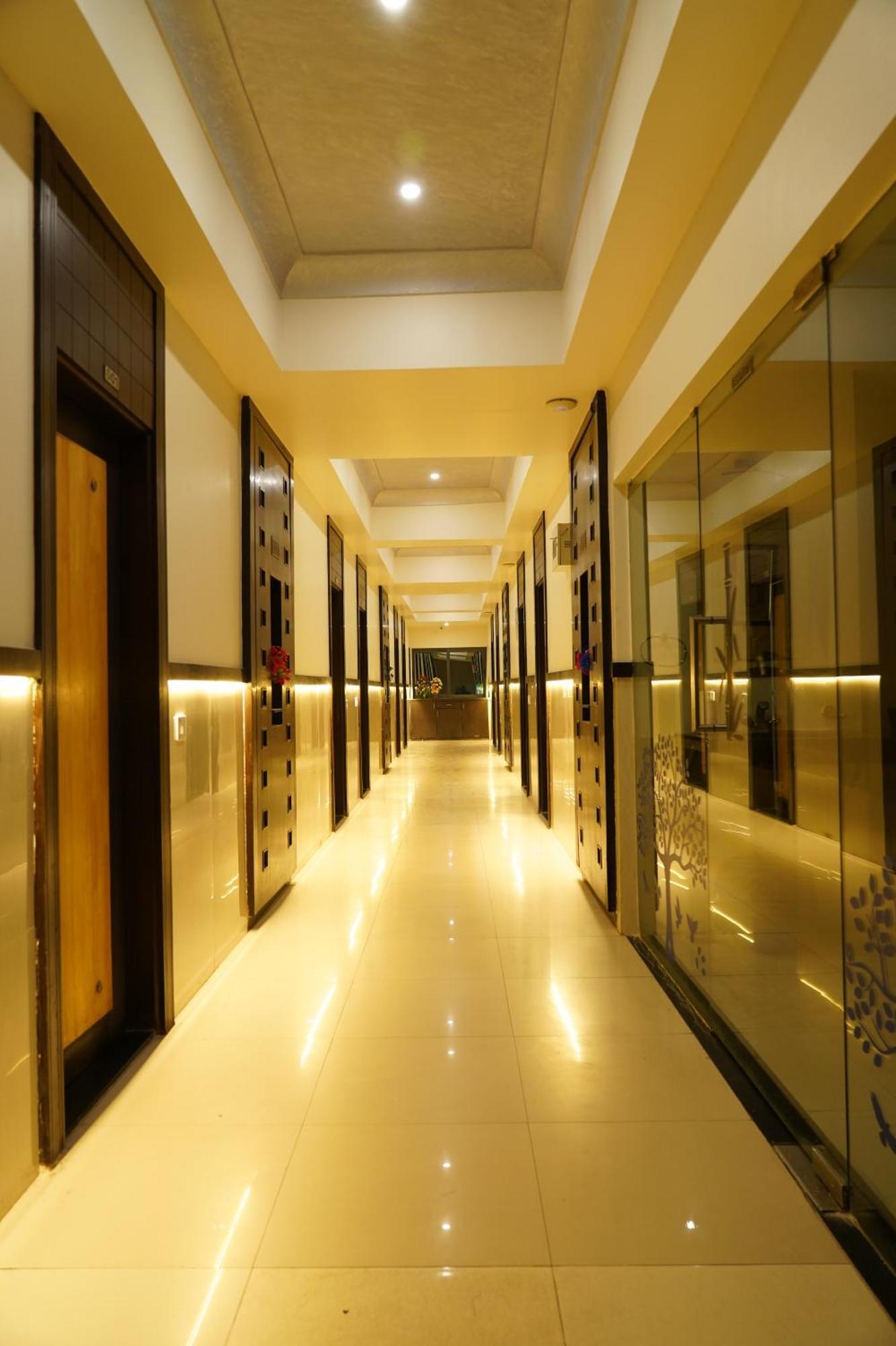 Marshall The Grand Hotel Ahmedabad Ngoại thất bức ảnh