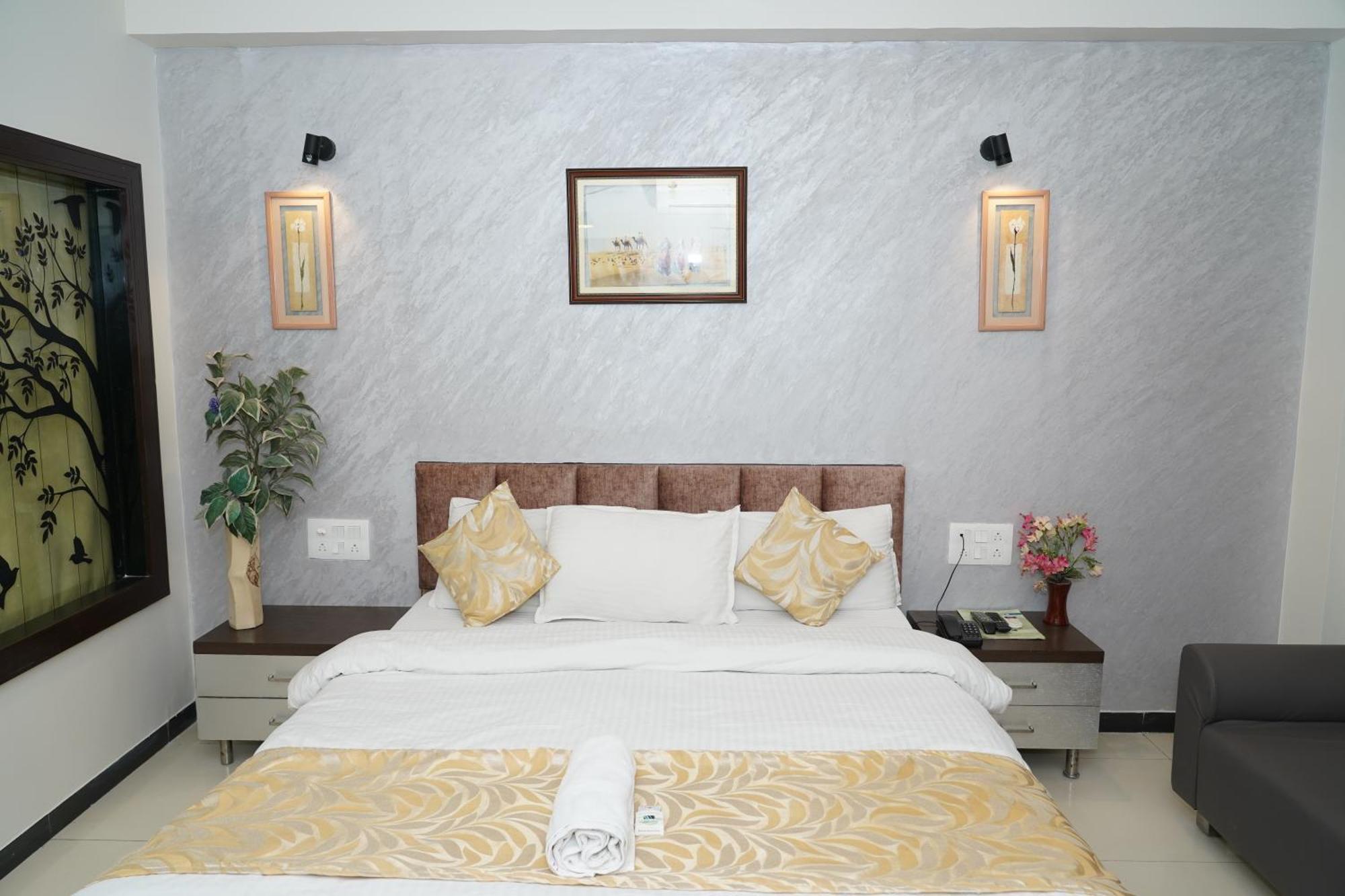 Marshall The Grand Hotel Ahmedabad Ngoại thất bức ảnh
