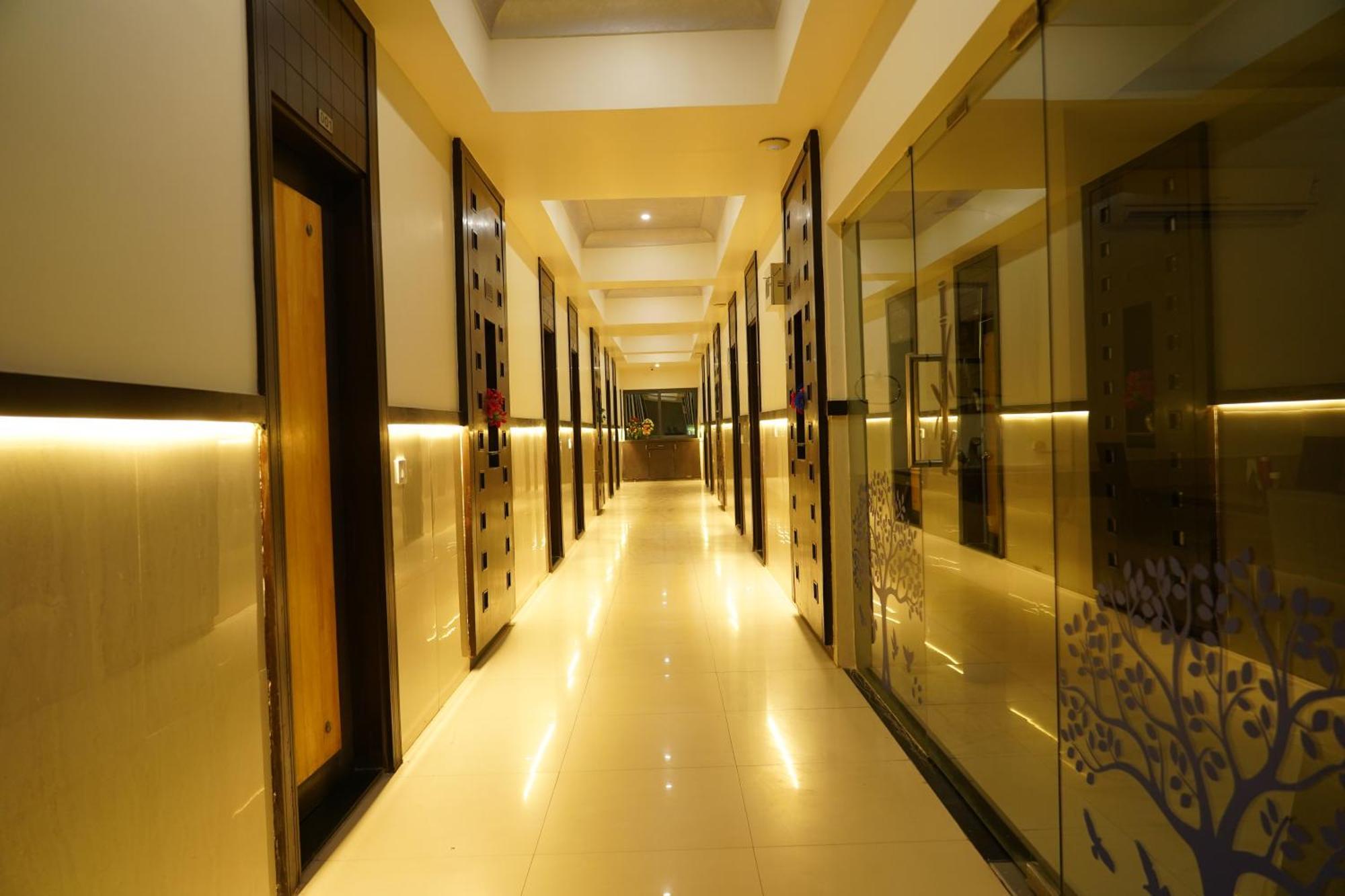 Marshall The Grand Hotel Ahmedabad Ngoại thất bức ảnh