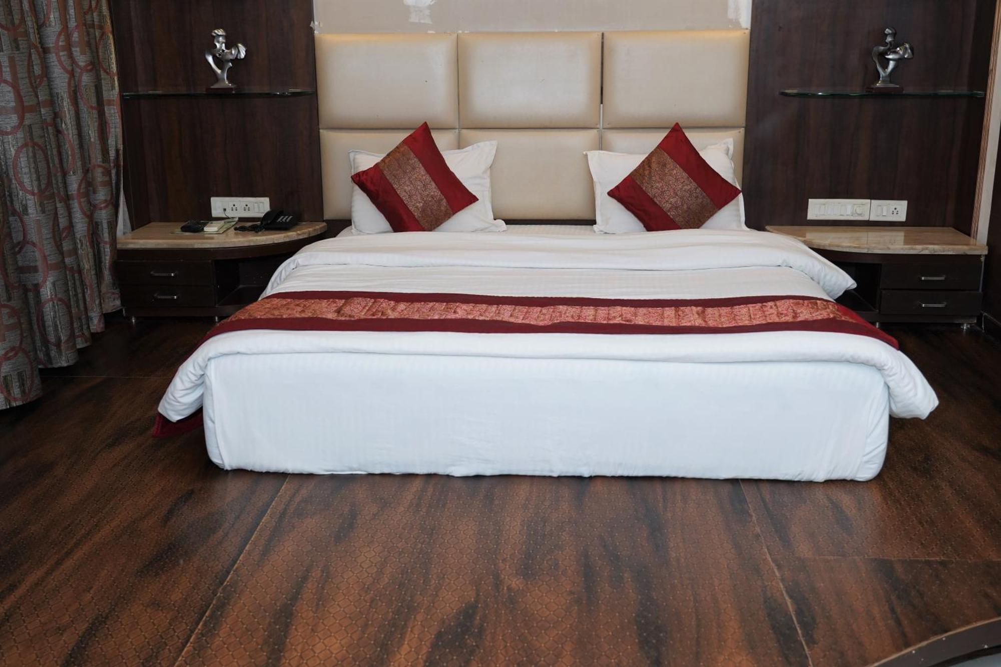 Marshall The Grand Hotel Ahmedabad Ngoại thất bức ảnh