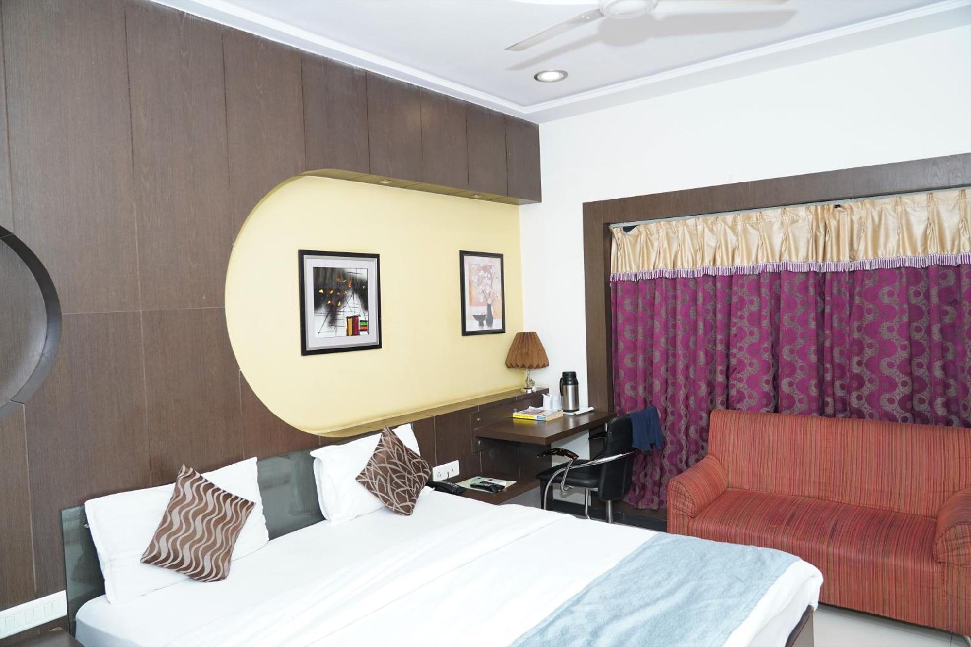 Marshall The Grand Hotel Ahmedabad Ngoại thất bức ảnh