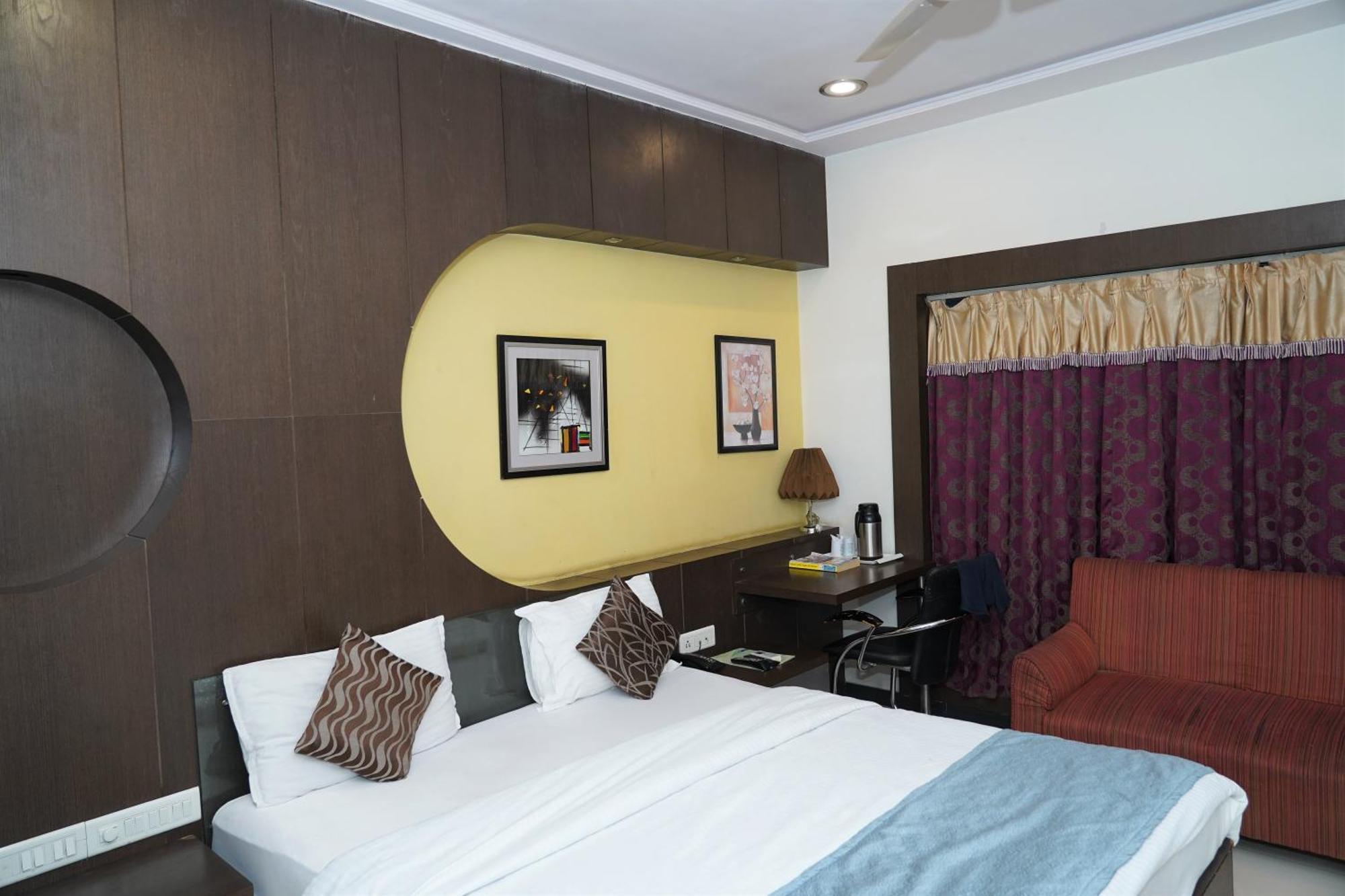 Marshall The Grand Hotel Ahmedabad Ngoại thất bức ảnh