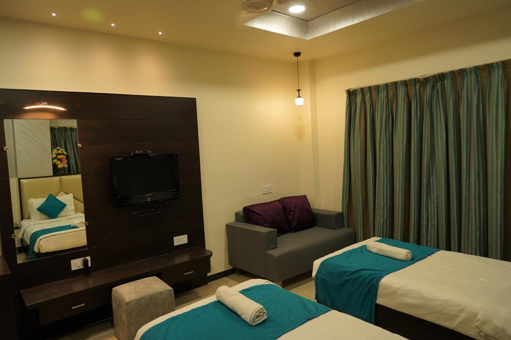 Marshall The Grand Hotel Ahmedabad Ngoại thất bức ảnh