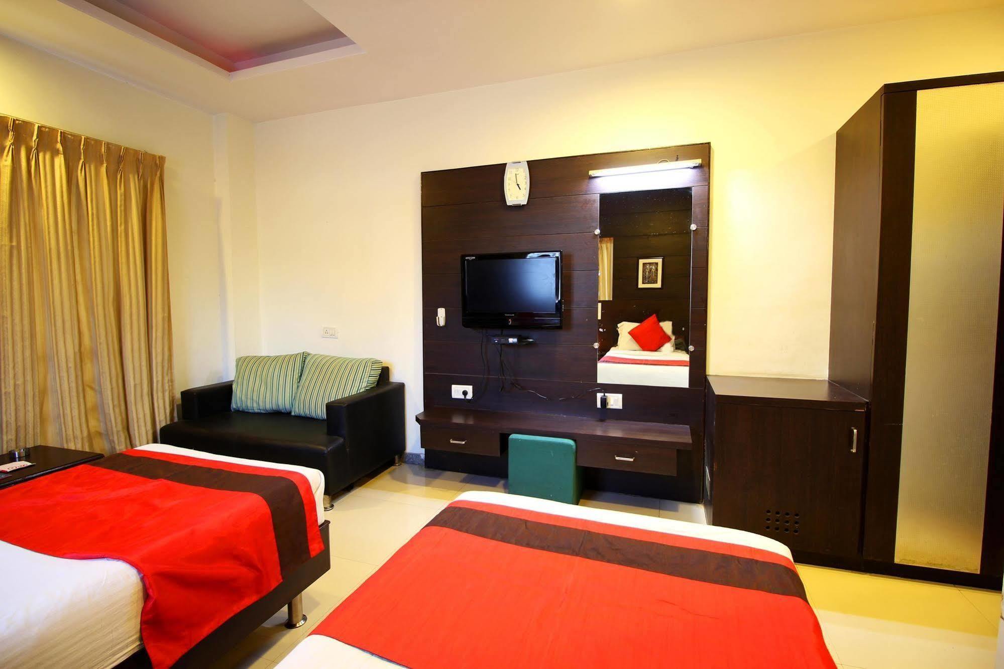 Marshall The Grand Hotel Ahmedabad Ngoại thất bức ảnh