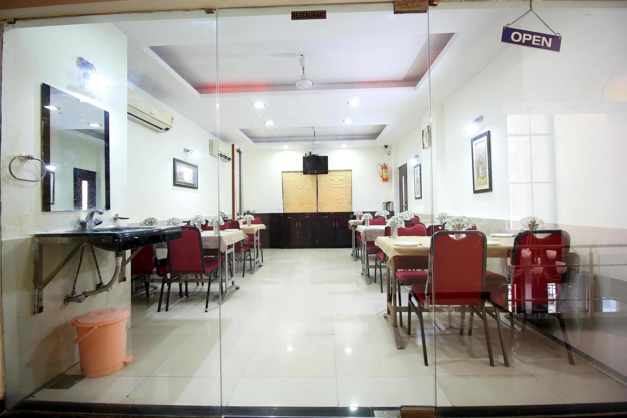 Marshall The Grand Hotel Ahmedabad Ngoại thất bức ảnh