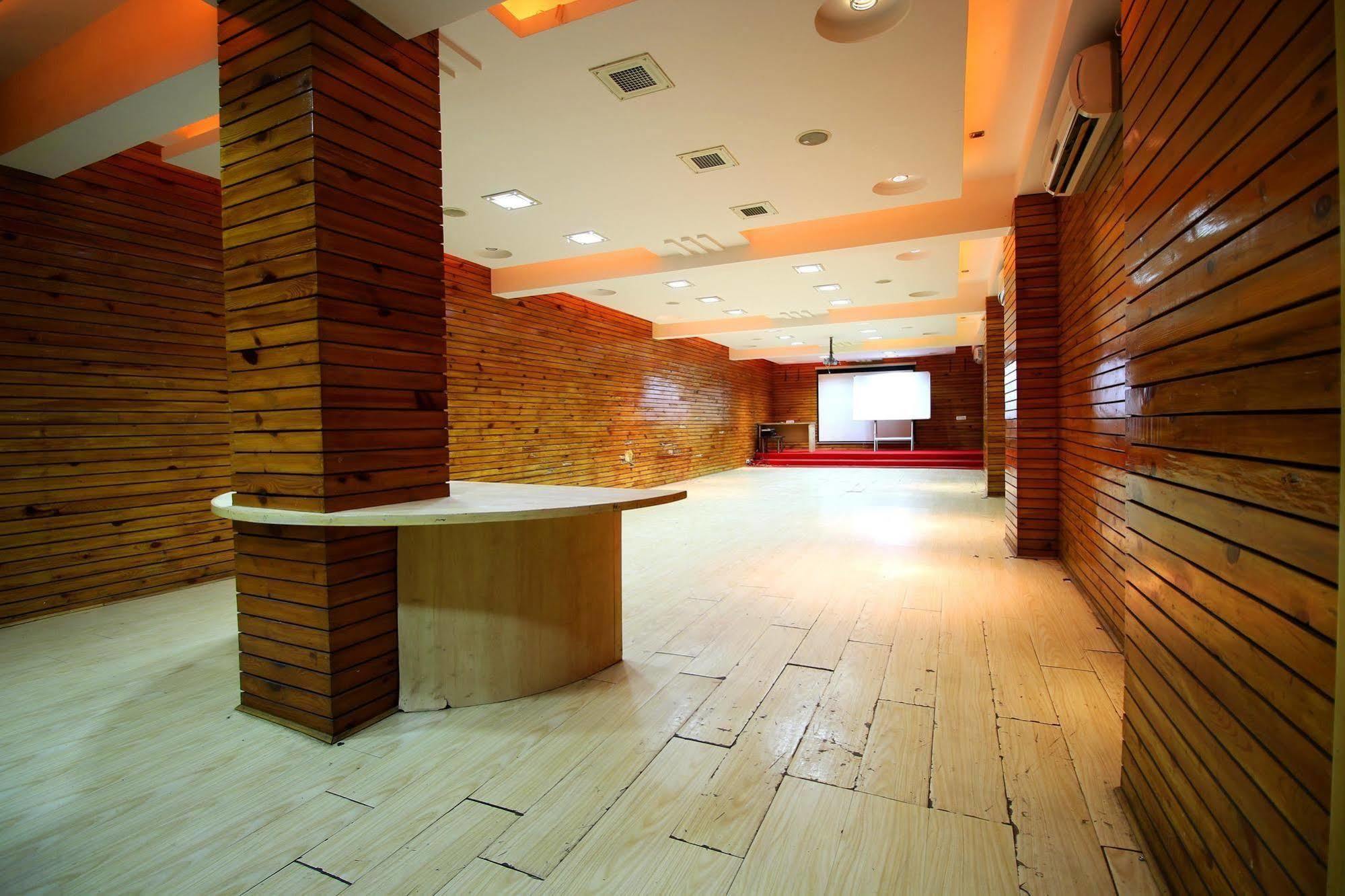Marshall The Grand Hotel Ahmedabad Ngoại thất bức ảnh